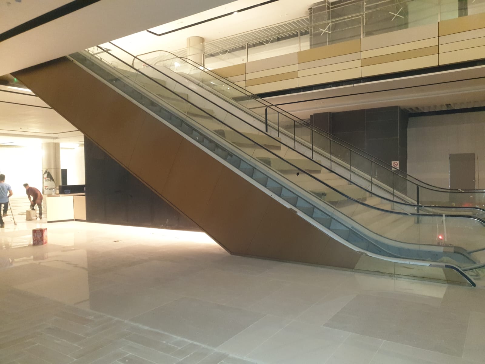 Pemasangan Cover Escalator Stainless Gold Hairline